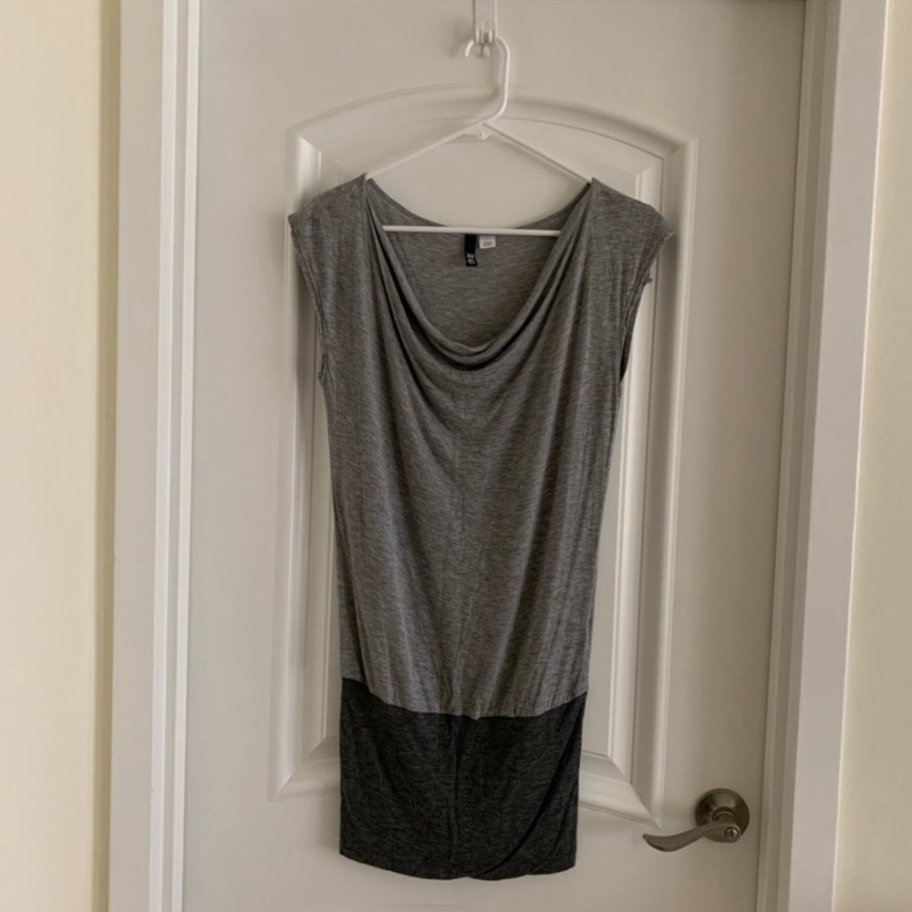 Divided H&M gray dress.
Hugs your booty and slightly relax on top.
